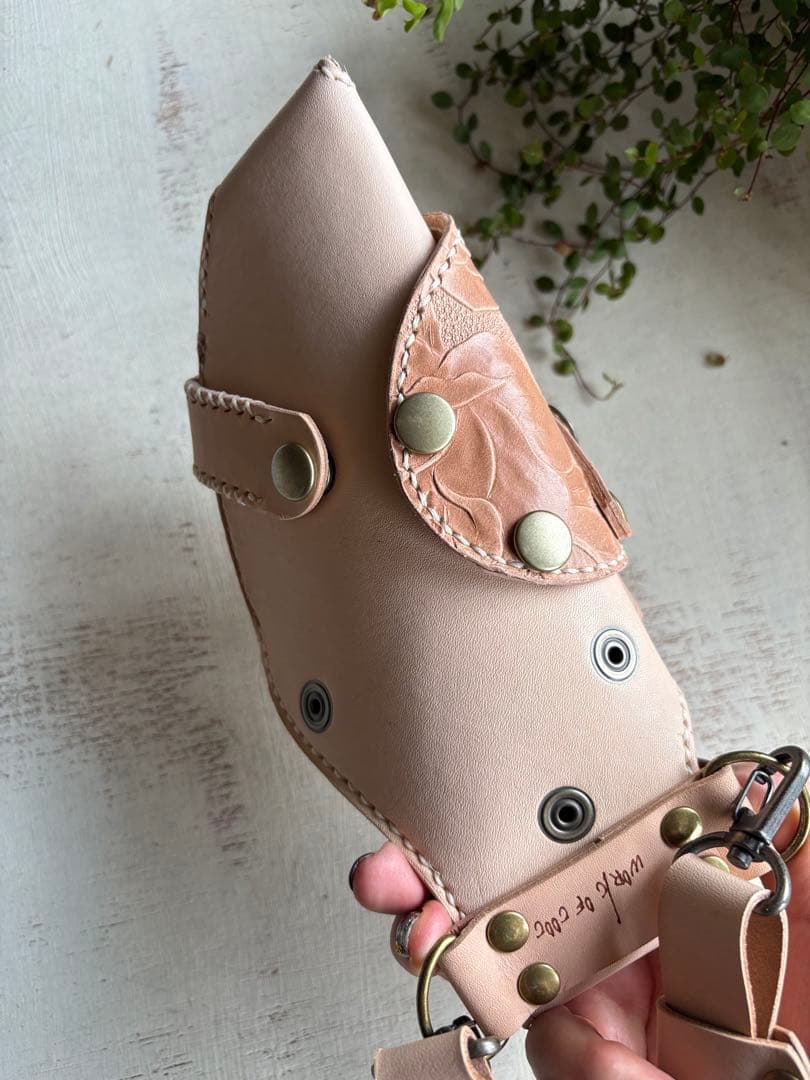 ヌメ革ナチュラル、ローズ型押しナチュラルの軽量スリムシザーケース