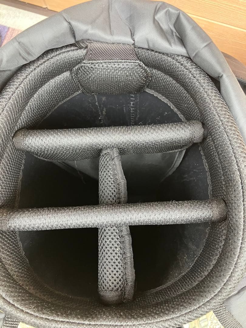 TaylorMade キャディバッグ ホワイト/ブラック Audiロゴ付き