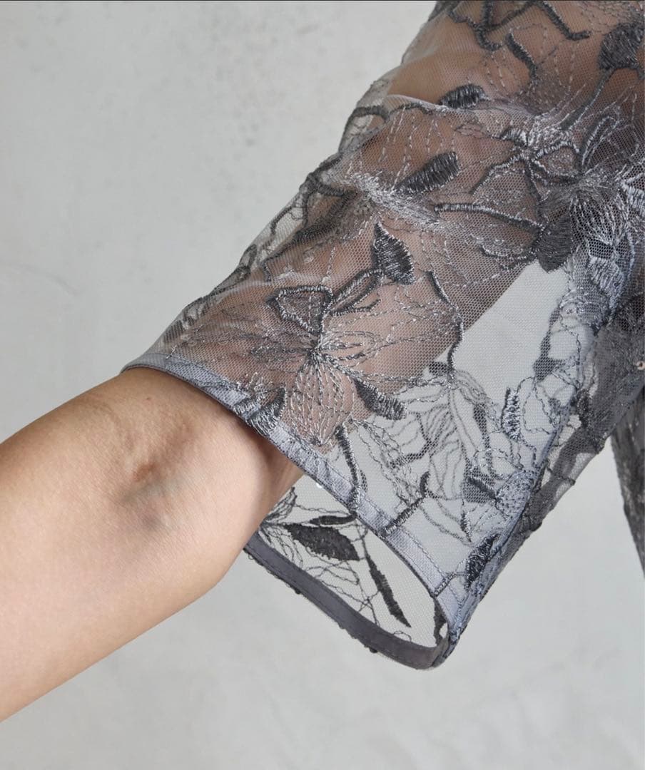 ビオラモチーフ　スパンコール　刺繍　ドレス　グレー　結婚式　同窓会　Leja