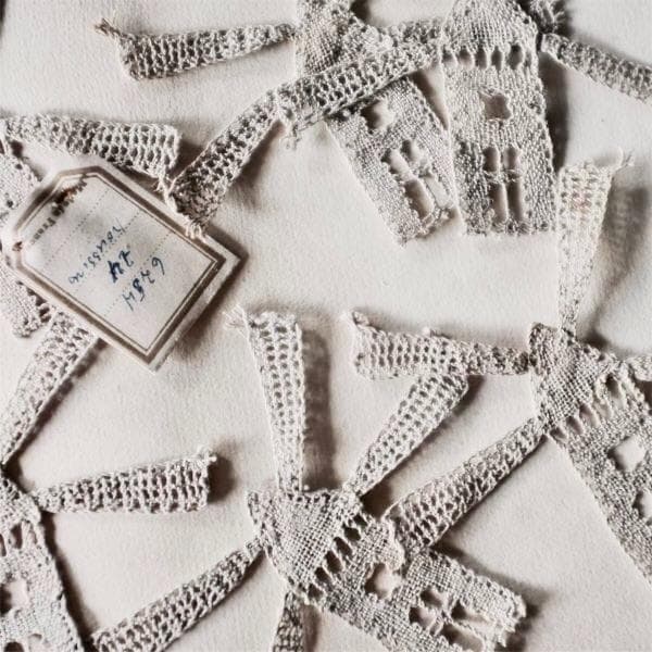 30s フランス リネン 白のグリザイユと風車とレースアップリケ