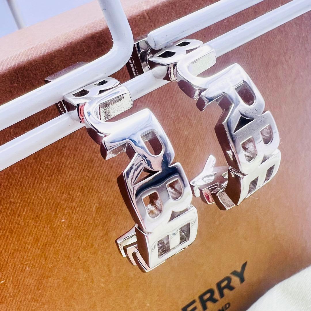 超美品✨バーバリーロンドン フープ ピアス イタリー製 ロゴ - メルカリ