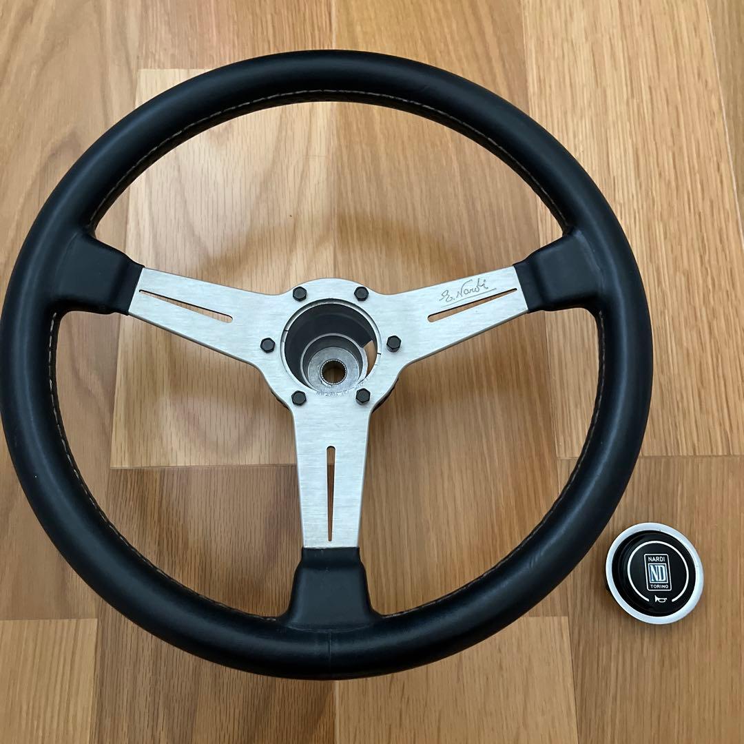 ナルディクラッシック3スポークステアリングホイールセンターキャップ付き