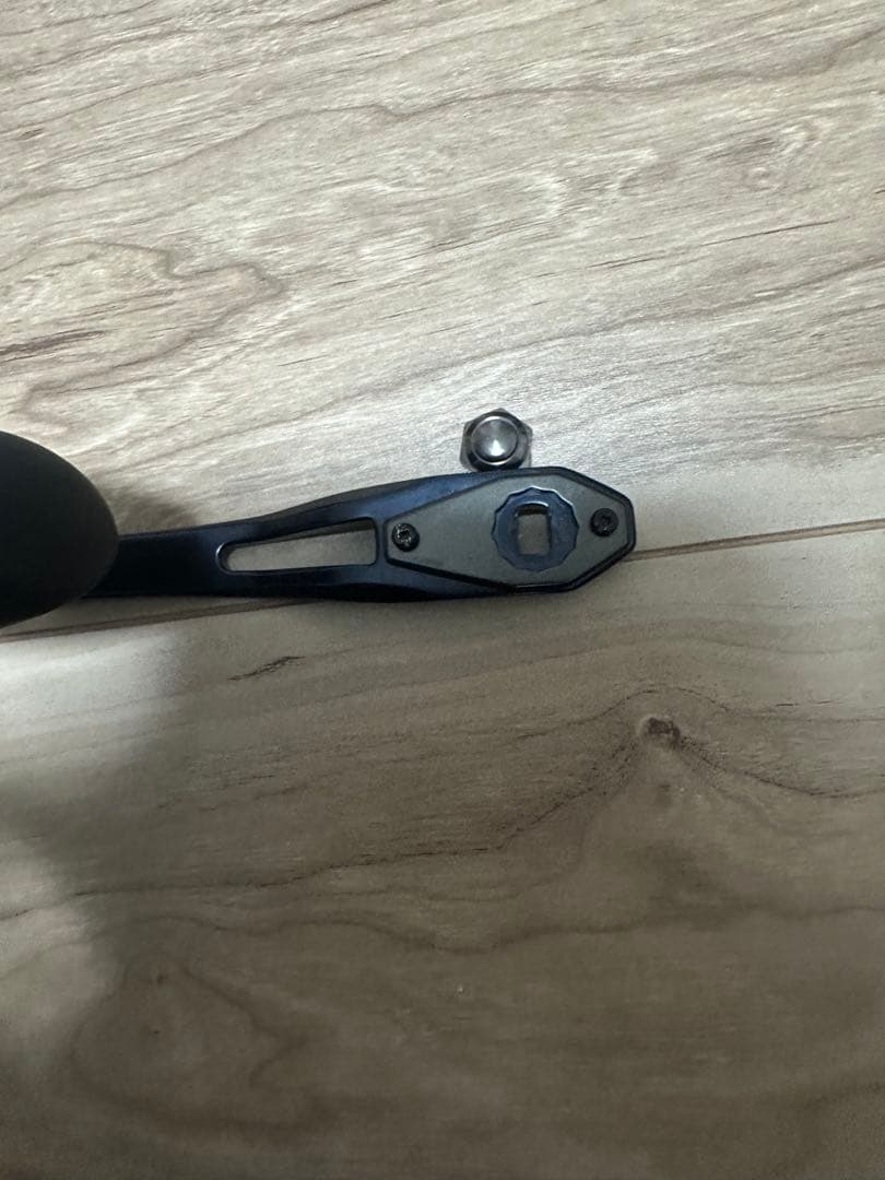 25ソルティガ 300HL ハンドル