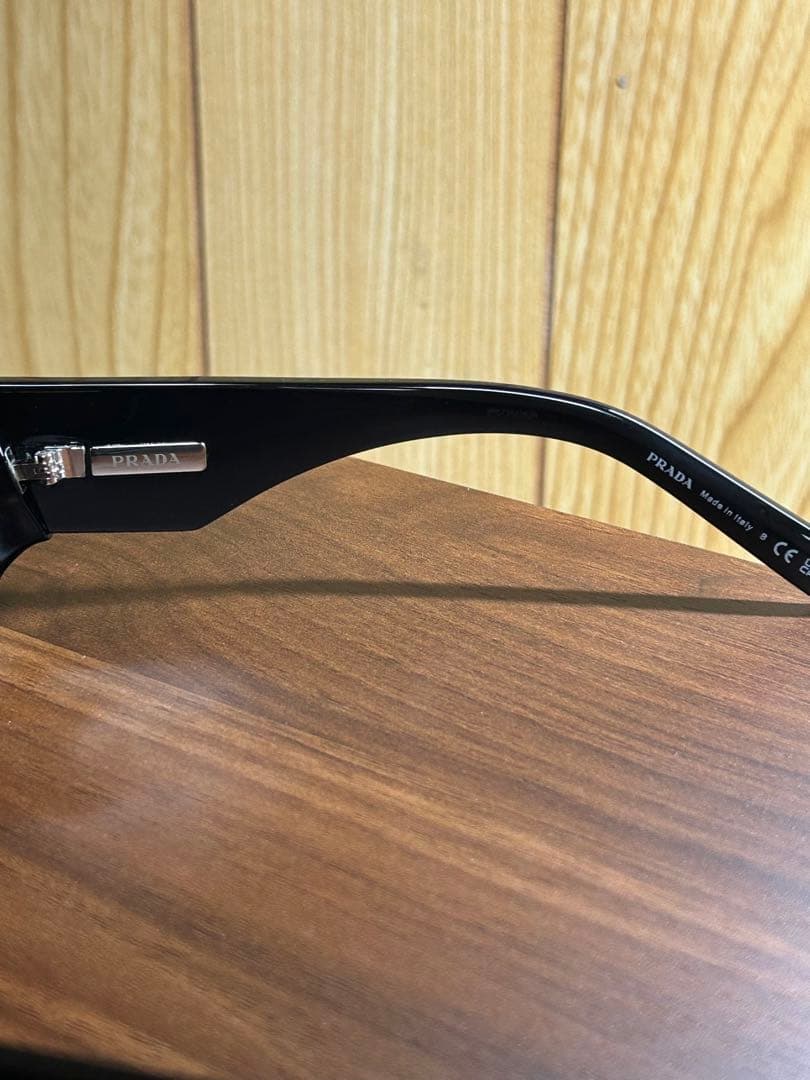 PRADA トライアングルロゴサングラス　スクエア