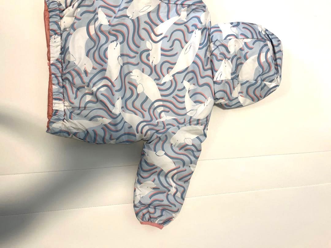 パタゴニア ベビー リバーシブルダウンセーターフーディ水色 くじら