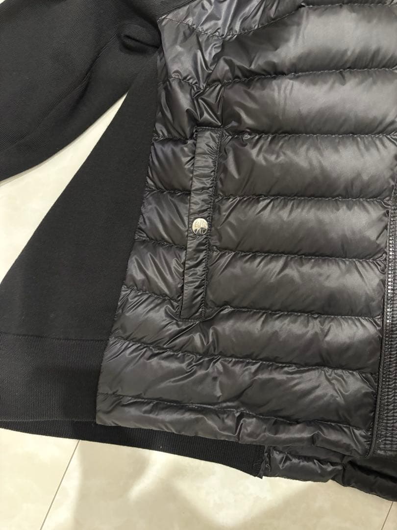 ブラックフード付きダウンジャケット