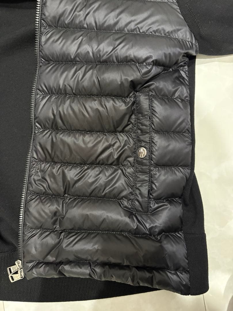 ブラックフード付きダウンジャケット