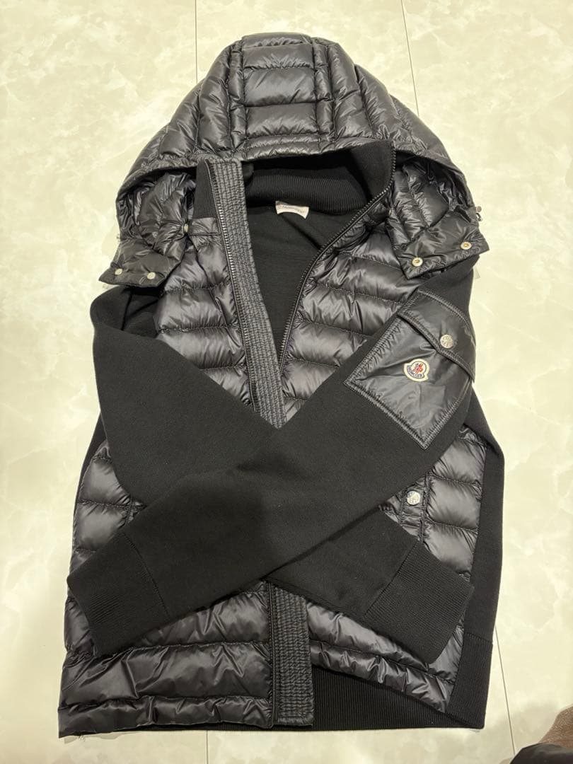 ブラックフード付きダウンジャケット