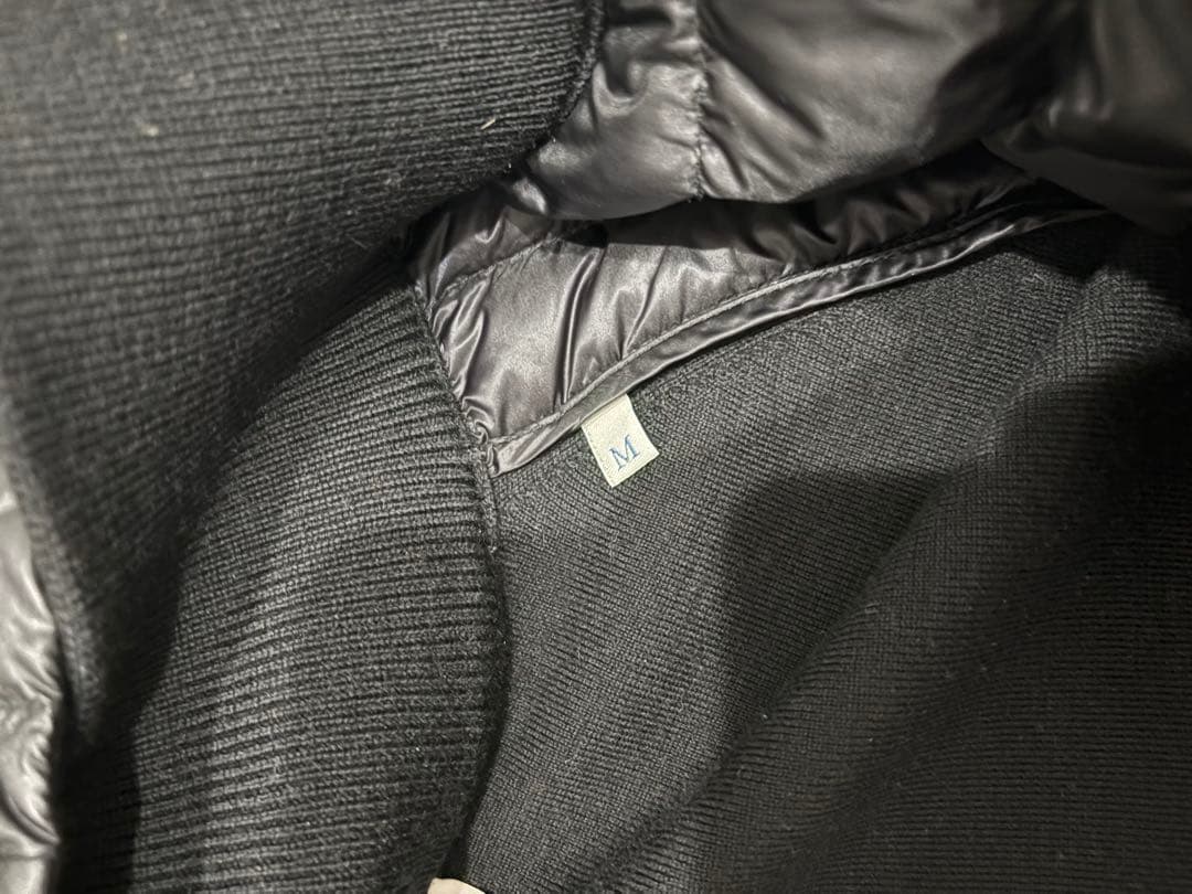 ブラックフード付きダウンジャケット