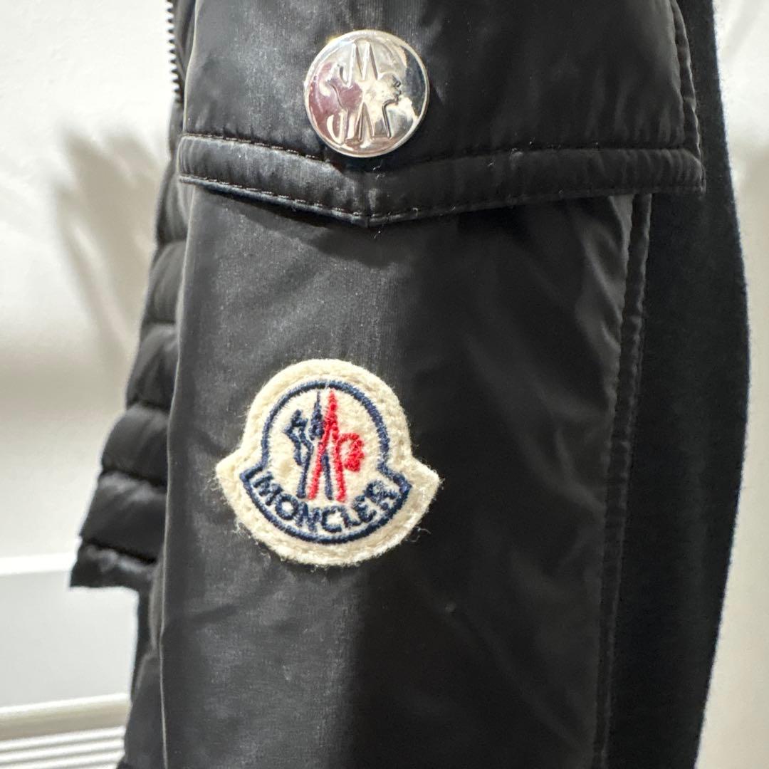 ブラックフード付きダウンジャケット