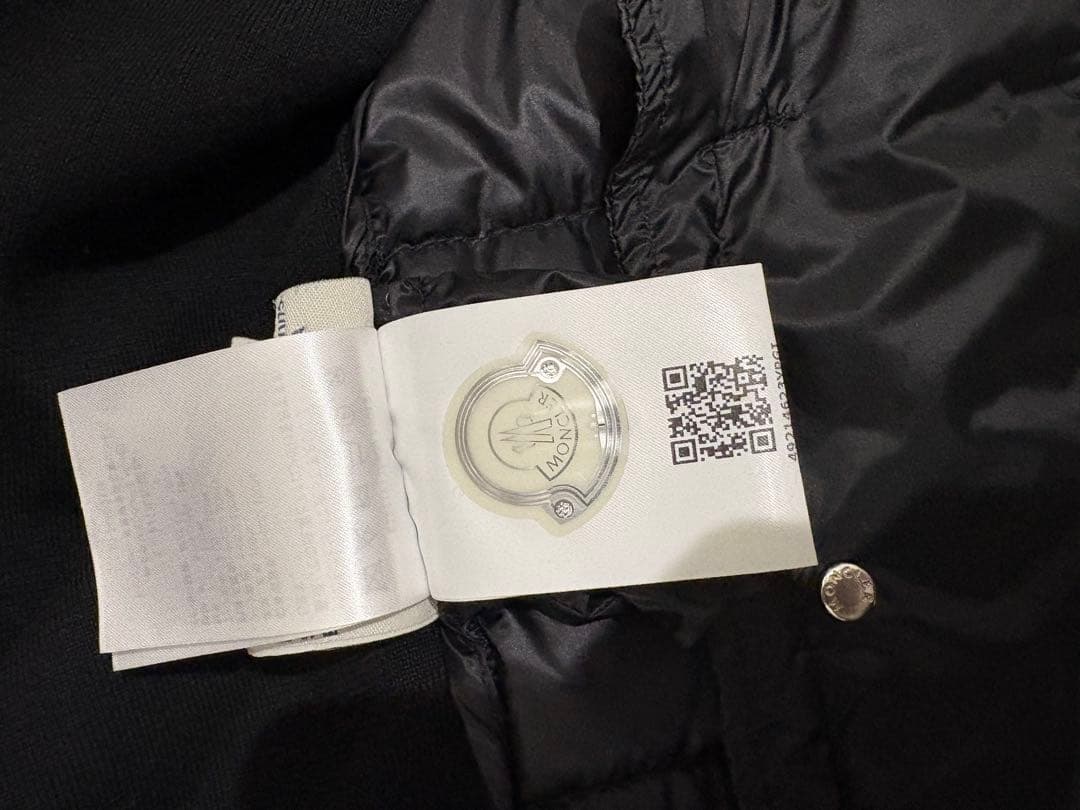 ブラックフード付きダウンジャケット