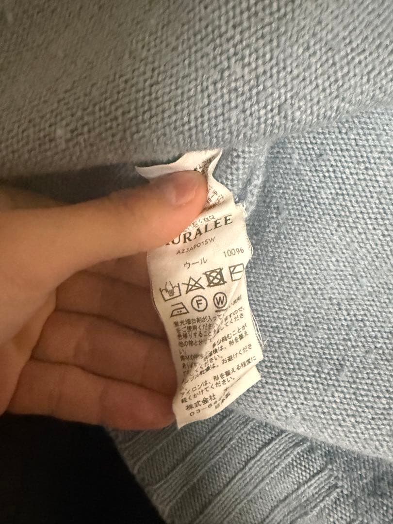 オーラリー 水色ニット