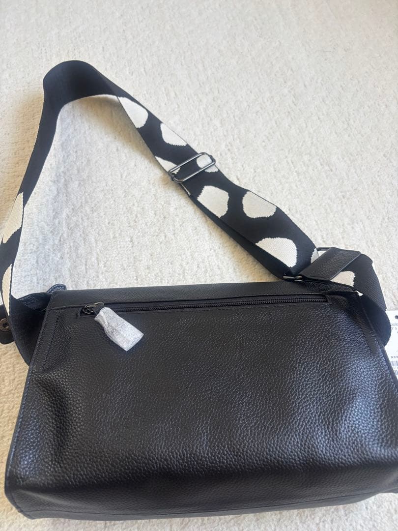 ear PAPILLONNER 本革　ボディバック