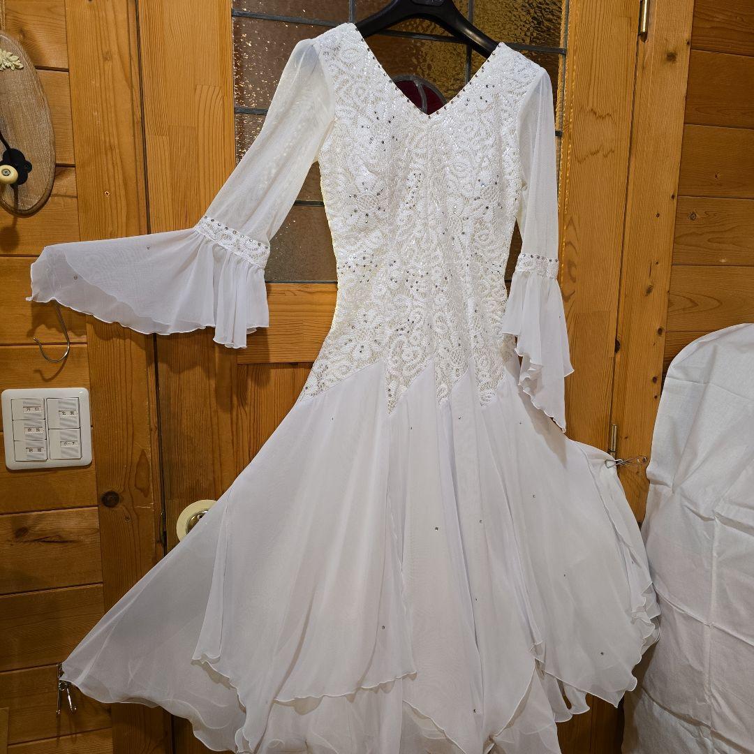 白いシフォンの社交ダンスドレス