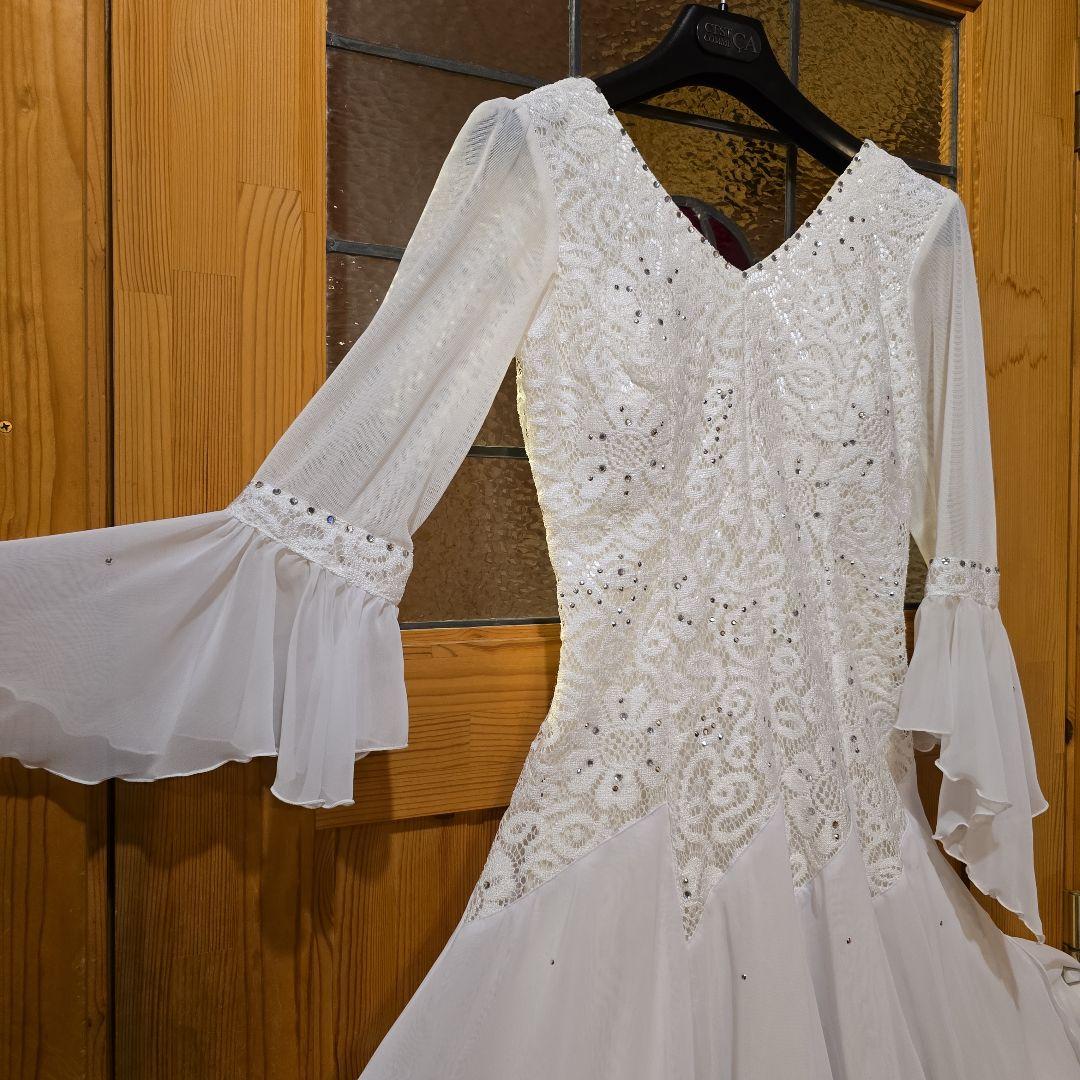 白いシフォンの社交ダンスドレス