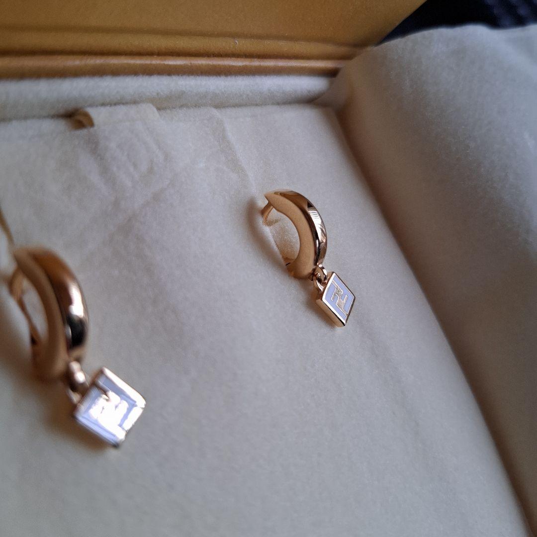 FENDI　ピアス　ロゴ　フープ