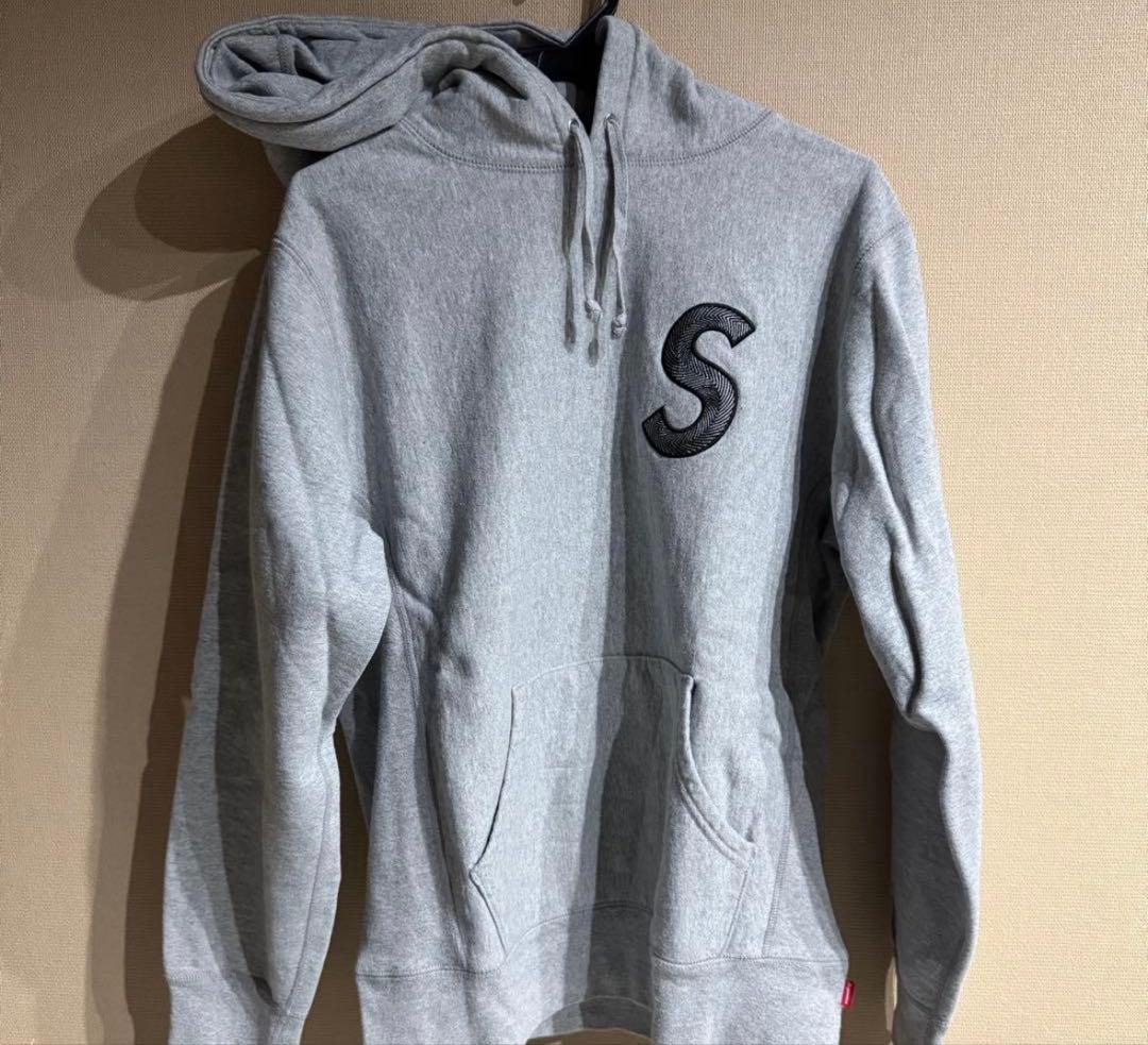 即完売モデル】シュプリーム 刺繍Sロゴ パーカー グレー Mサイズ