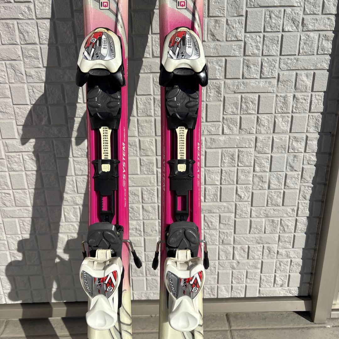 ピンクのスキー板とRossignolスキー靴セット