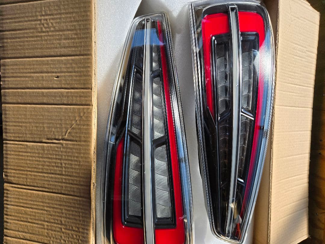 超美品　アウディQ3、RSQ3用LEDテールランプ