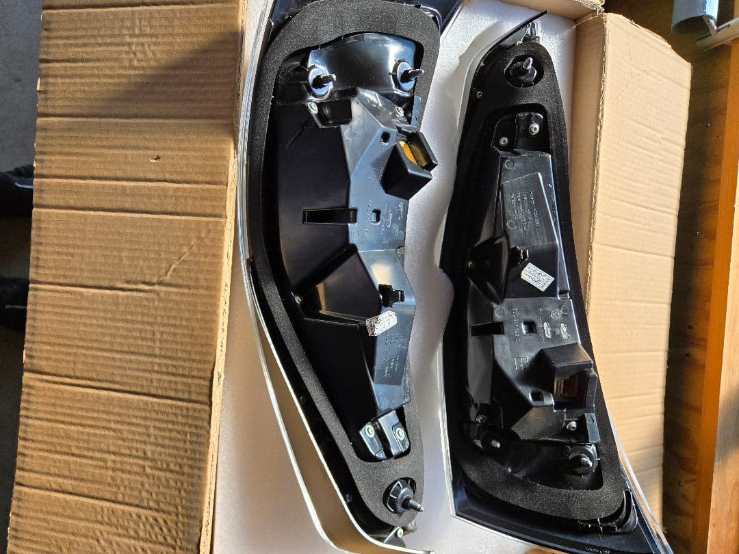 超美品　アウディQ3、RSQ3用LEDテールランプ