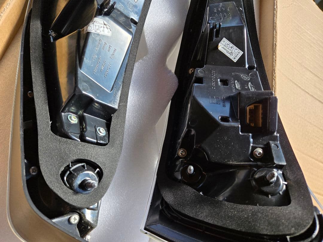 超美品　アウディQ3、RSQ3用LEDテールランプ