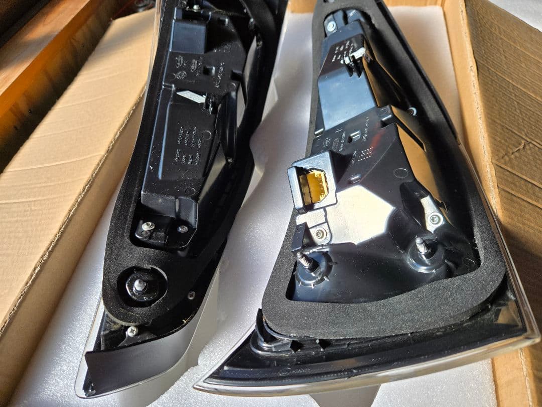 超美品　アウディQ3、RSQ3用LEDテールランプ