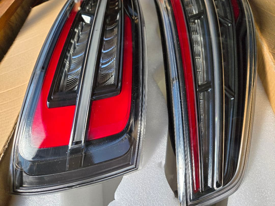 超美品　アウディQ3、RSQ3用LEDテールランプ