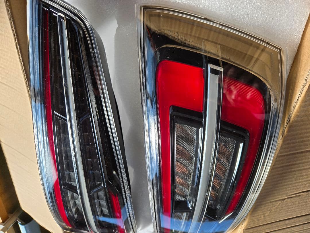 超美品　アウディQ3、RSQ3用LEDテールランプ