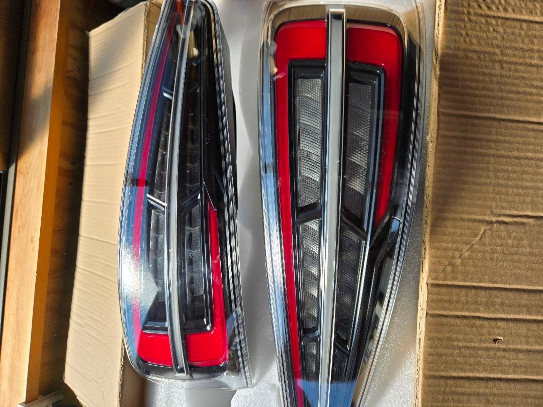 超美品　アウディQ3、RSQ3用LEDテールランプ