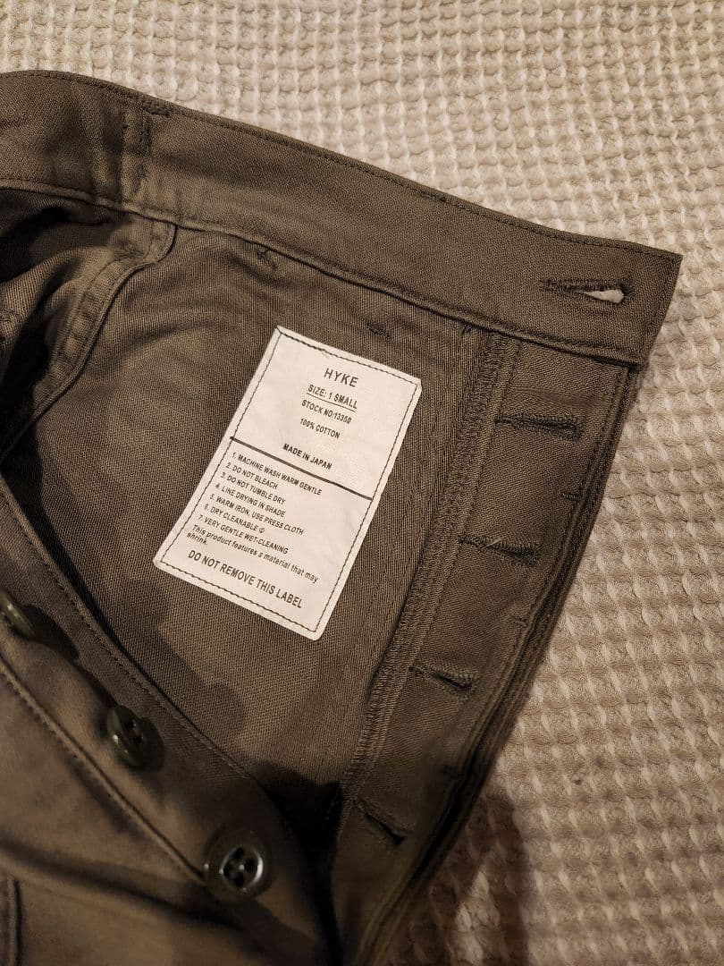 パンツ HYKE BACK SATIN BARREL-LEG PANTS