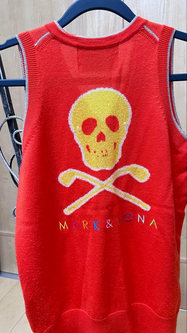 MARK & LONA オレンジ スカル Vネック ベストの通販はau PAY