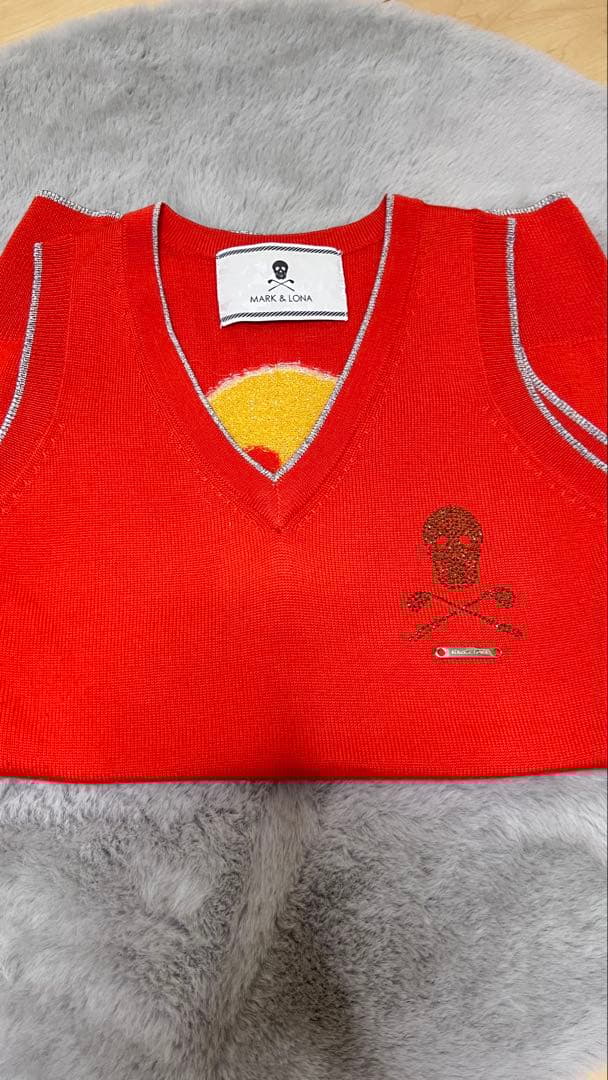MARK & LONA オレンジ スカル Vネック ベストの通販はau PAY