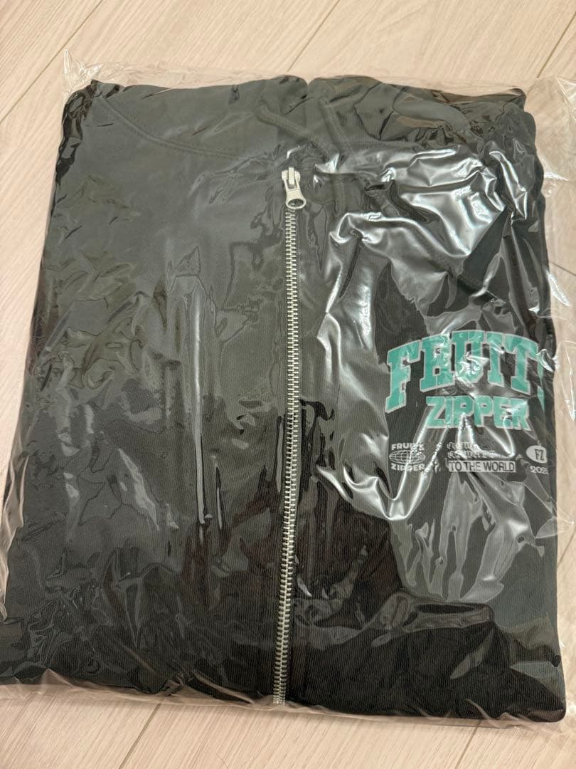 フルーツジッパー 黒×ミントグリーン パーカー 櫻井優衣 - メルカリ