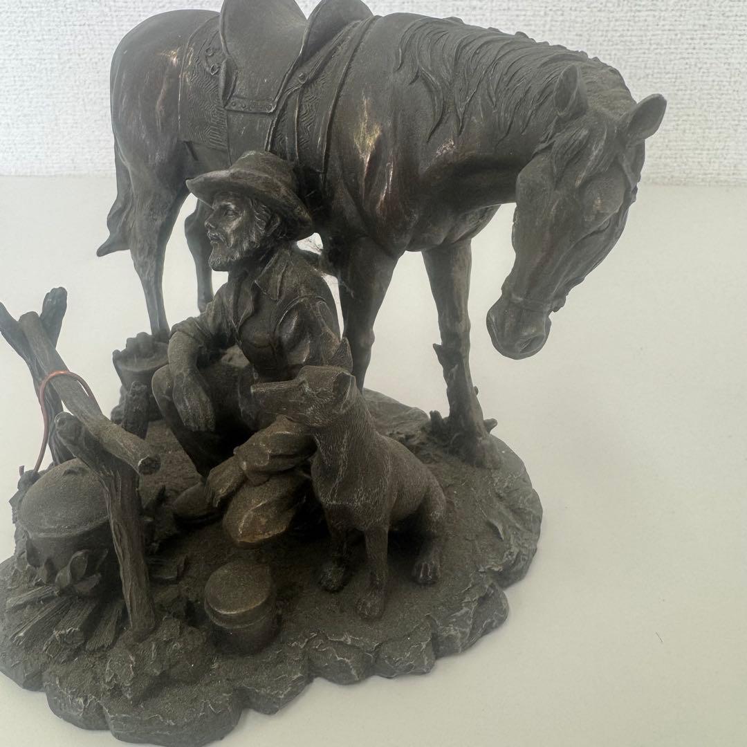 カウボーイと犬と馬のブロンズ彫刻