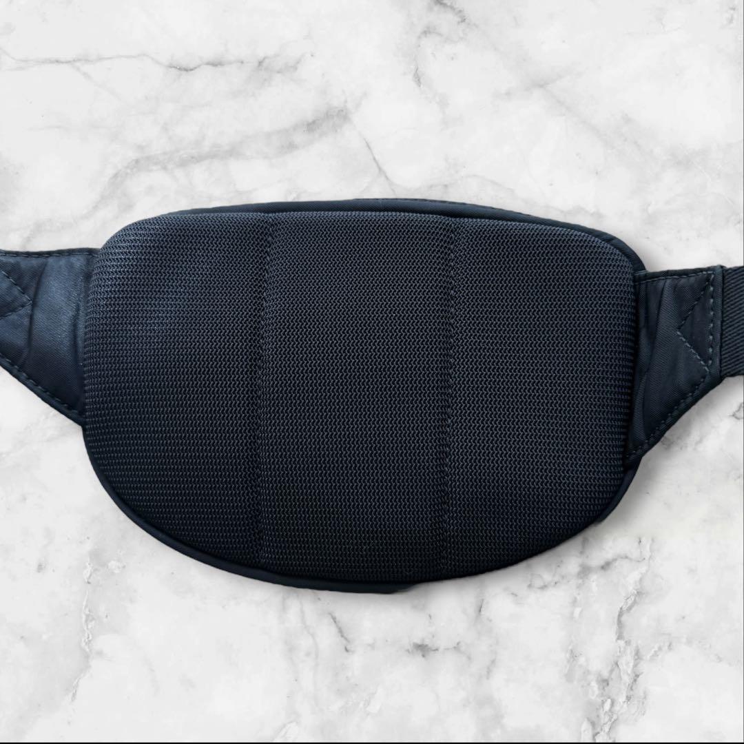 極美品　 バーバリー ボディバッグ ウエストバッグ　ブラック ロゴ