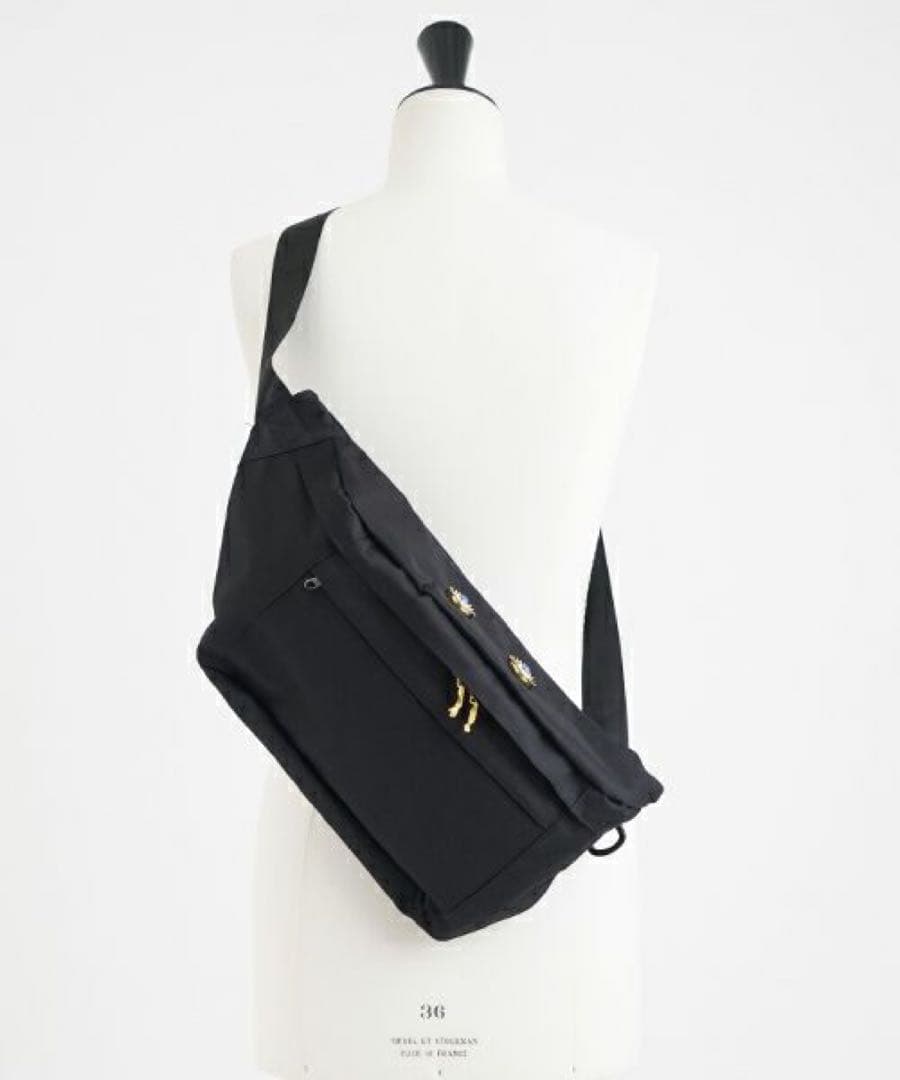 AHCAHCUM あちゃちゅむ　お目目BODY BAG ブラック