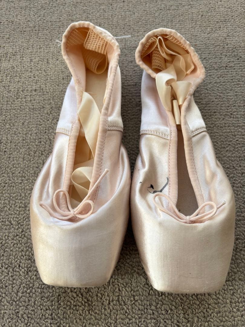 ザハロワ サイン入り トゥシューズ - メルカリ