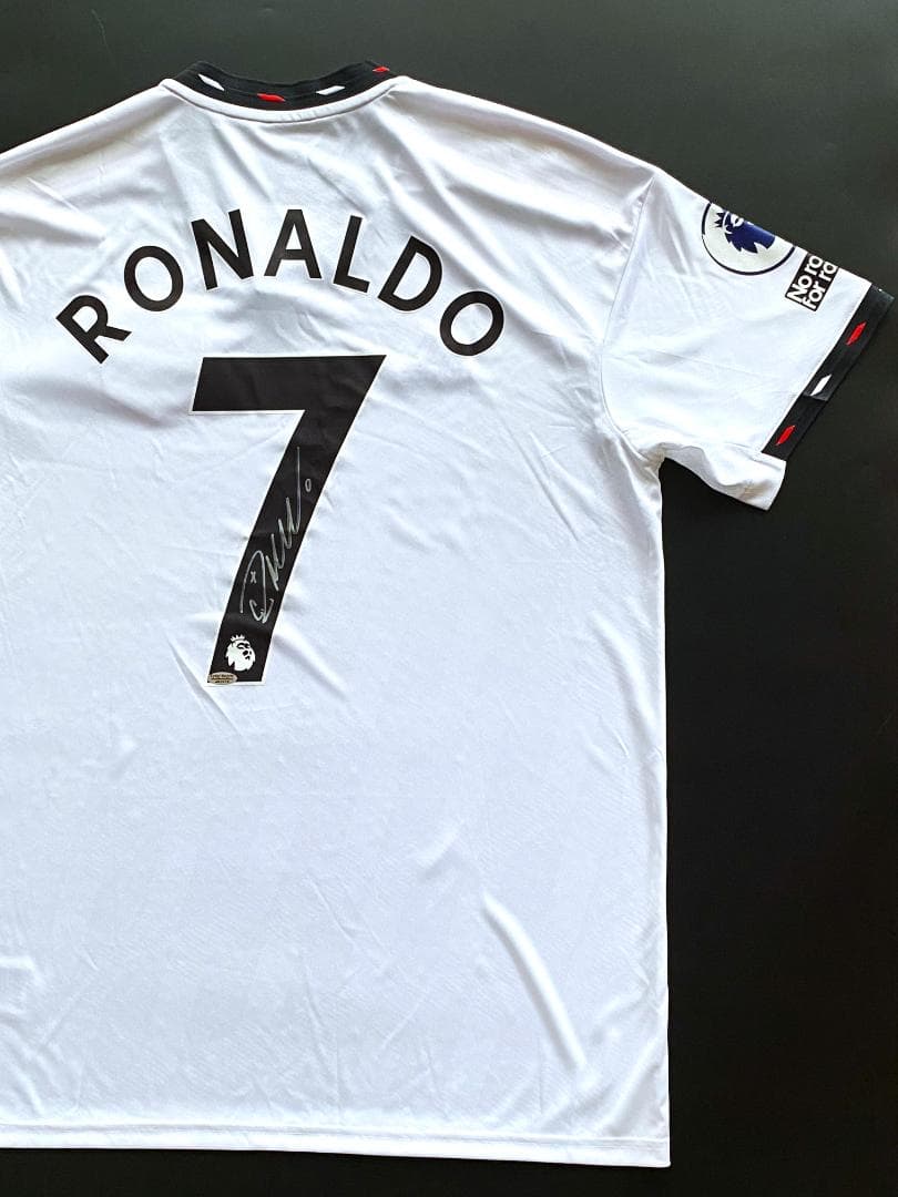 至宝】クリスチアーノ・ロナウド☆直筆サイン入りユニフォーム - メルカリ