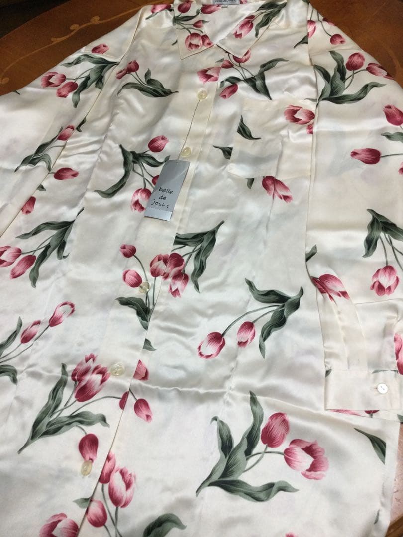 ◎新品未使用タグ付き　レディース　シルク　パジャマ　花柄　セットアップ 可愛い