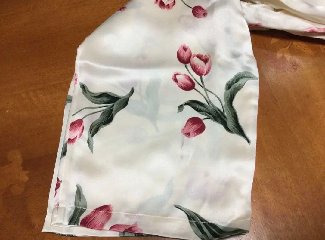 ◎新品未使用タグ付き　レディース　シルク　パジャマ　花柄　セットアップ 可愛い