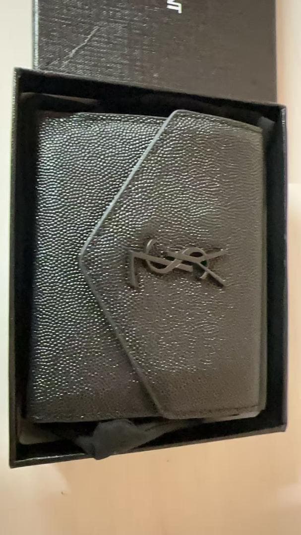 イヴ・サンローラン エンボス加工 ブラックレザー 折りたたみ財布