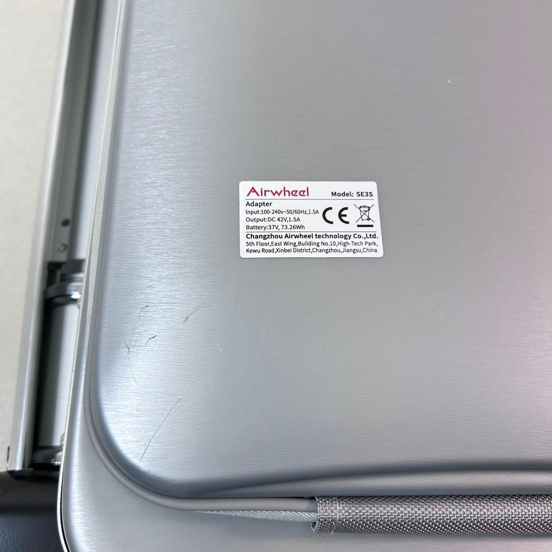【美品】乗れるスーツケース　Airwheel SE3S シルバー