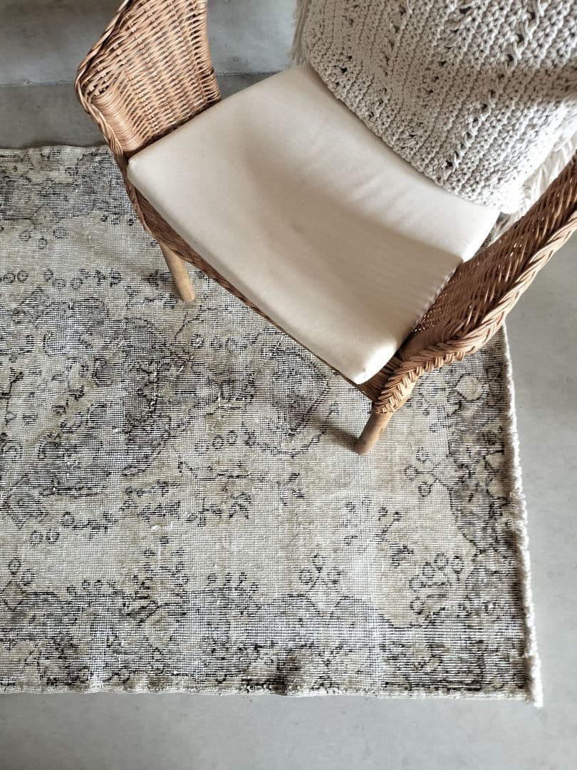 ベージュとペールグレーのヴィンテージトルコラグ雅姫さんNo.546