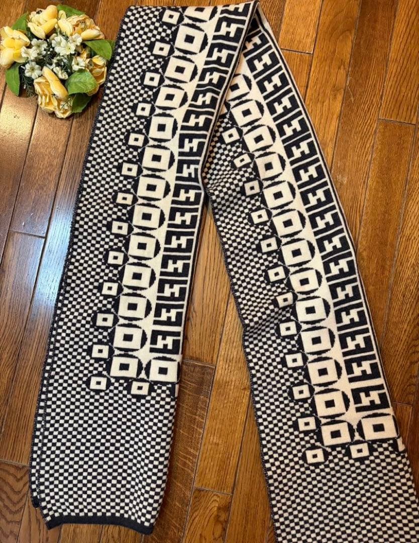 FENDIフェンディ ストールマフラー ズッカ柄 黒白極暖大判リバーシブル　伊製