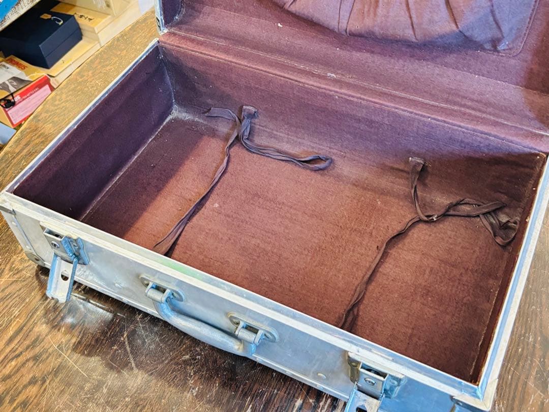 ヴィンテージ トランク 金属製 取手も金属 シルバー アタッシュケース