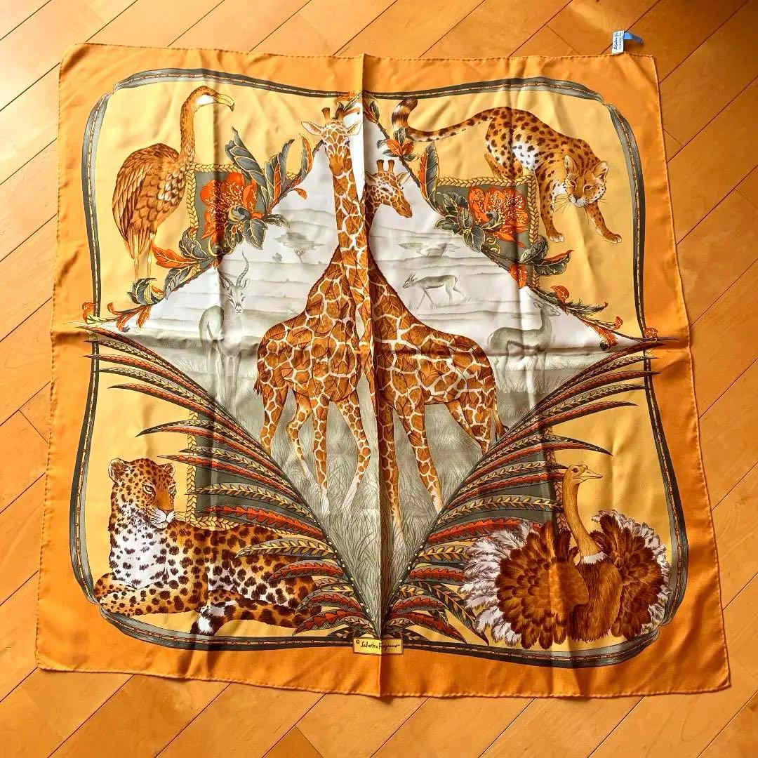 サルヴァトーレ フェラガモ 大判シルクスカーフ - メルカリ