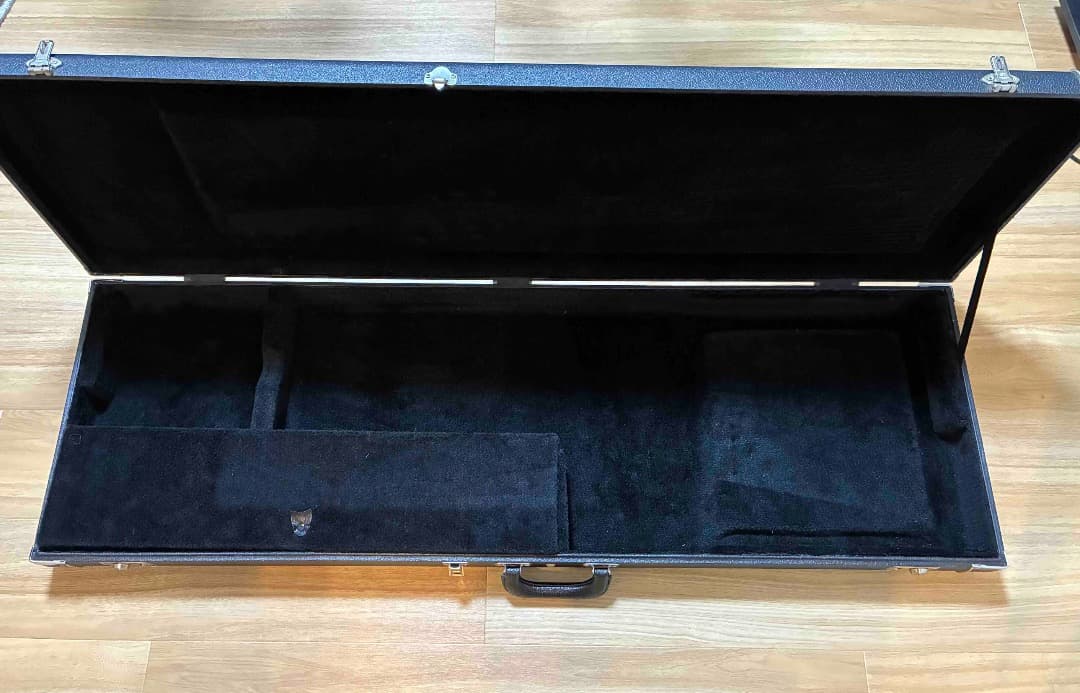 ベース用ハードケース　英国製チェイニー金具　美品　リッケンがぴったり入ります