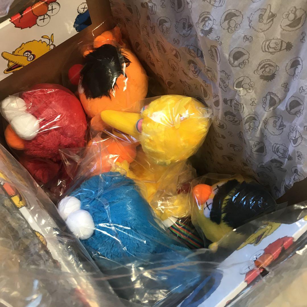 kaws セサミストリート　ぬいぐるみ