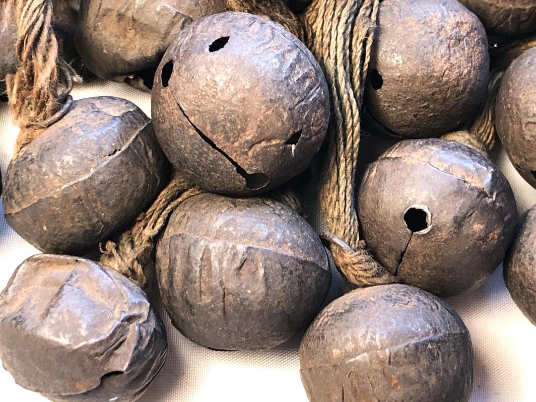 【 金唐革雲龍図連馬鈴 】　鉄鈴73個　江戸時代　資料館級