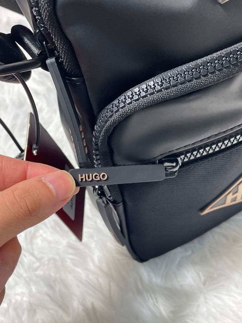 未使用品　タグ付き　ヒューゴボス ショルダーバッグ HUGO ロゴ ブラック